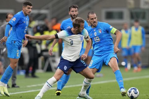 Ο Χάρι Κέιν κοντρολάρει την μπάλα στην αναμέτρηση ανάμεσα στην Ιταλία και την Αγγλία για το Nations League