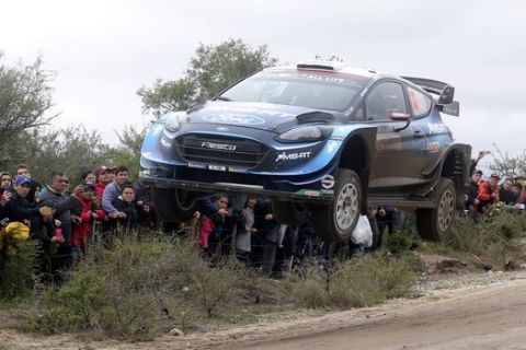 Το Ford Fiesta WRC του Έλφιν Έβανς ίπταται κατά τη διάρκεια του αγώνα στην Αργεντινή