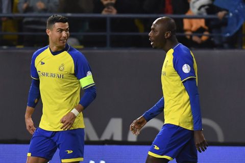 Ο Ρονάλντο πανηγυρίζει μαζί με τον Ταλίσκα το γκολ του δεύτερου απέναντι στην Αλ Ετιφάκ