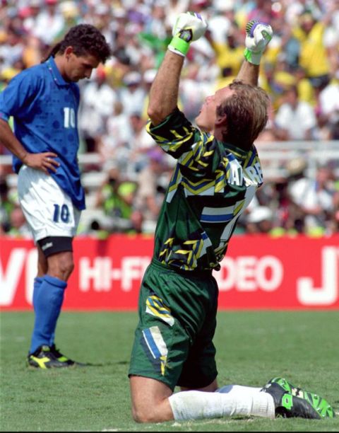 Italian Roberto Baggio (10) drops his head as Brazilian goalkeeper Taffarel celebrates after Baggio missed the match-losing penalty kick in the shootout in the World Cup final match at at the Rose Bowl in Pasadena, California; Sunday July 17, 1994. Brazil won      3 : 2 (0 : 0) in shootout. (KEYSTONE/AP/Thomas Kienzle)