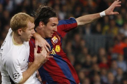 FC Barcelona's Lionel Messi, right, keeps the ball from Manchester United's Paul Scholes during their Champions League semifinal, first leg, soccer match at the Camp Nou stadium in Barcelona, Spain, Wednesday, April 23, 2008. (AP Photo/Jon Super)