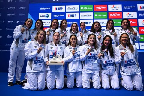 Η πανηγυρική φωτογραφία της εθνικής πόλο γυναικών με τα ασημένια μετάλλια στο ευρωπαϊκό πρωτάθλημα