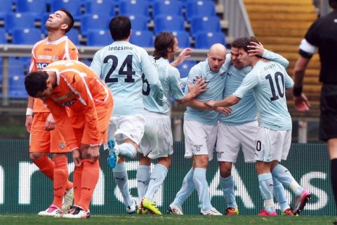 ROME, ITALY - DECEMBER 19:  Hernanes (2ndR) and his teammates of SS Lazio celebrate after scoring the opening goal as players of Udinese Calcio show their dejection, during the Serie A match between SS Lazio and Udinese Calcio at Stadio Olimpico on December 19, 2010 in Rome, Italy.  (Photo by Paolo Bruno/Getty Images)