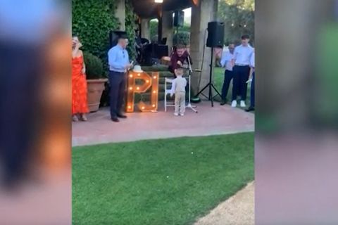 Ρεσιτάλ τρίχρονου αγοριού σε γαμήλια δεξίωση: τραγούδησε τον ύμνο της Ρεάλ και αποθεώθηκε