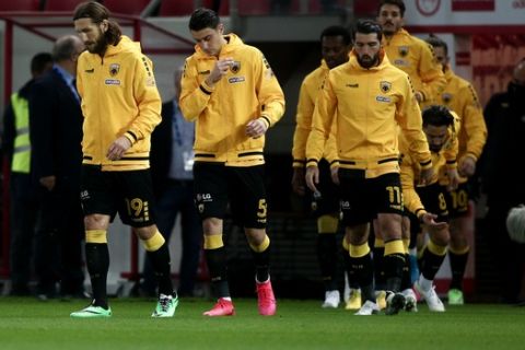 Οι παίκτες της ΑΕΚ βγαίνουν στο χορτάρι του Καραϊσκάκης πριν από αγώνα με τον Ολυμπιακό για την Super League