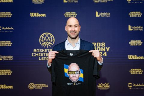 Ο Σπανούλης πόζαρε με μπλουζάκι που έγραφε "MasterMind" αφότου κέρδισε το βραβείο του προπονητή της χρονιάς στο BCL