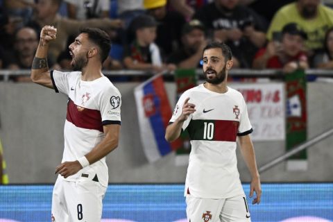 Ο Μπρούνο Φερνάντες πανηγυρίζει γκολ με τη φανέλα της Πορτογαλίας απέναντι στην Σλοβακία για τα προκριματικά του Euro |8 Σεπτεμβρίου 2023