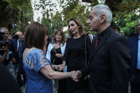 Οι γονείς του Άλκη Καμπανού με την Πρόεδρο της Δημοκρατίας