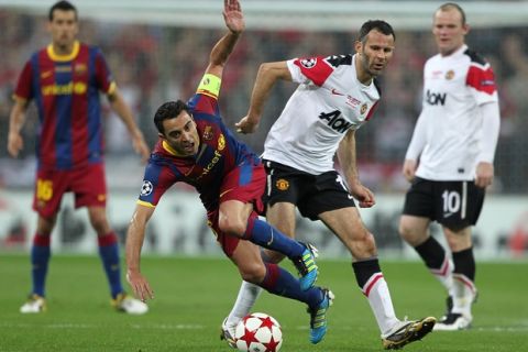 Barcelona's Xavi (left) is fouled by Manchester United's Ryan Giggs (right)