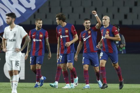 Οι παίκτες της Μπαρτσελόνα πανηγυρίζουν γκολ που σημείωσαν κόντρα στη Σαχτάρ για τη φάση των ομίλων του Champions League 2023-2024 στο Ολυμπιακό Στάδιο Βαρκελώνης | Τετάρτη 25 Οκτωβρίου 2023