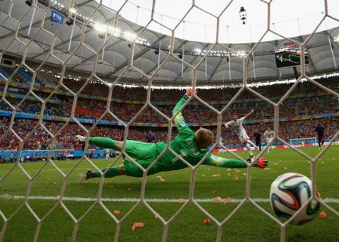 SALVADOR, BRAZIL - JUNE 13:  Xabi Alonso of Spain shoots and scores a goal on a penalty kick against goalkeeper Jasper Cillessen of the Netherlands in the first half during the 2014 FIFA World Cup Brazil Group B match between Spain and Netherlands at Arena Fonte Nova on June 13, 2014 in Salvador, Brazil.  (Photo by David Ramos/Getty Images)