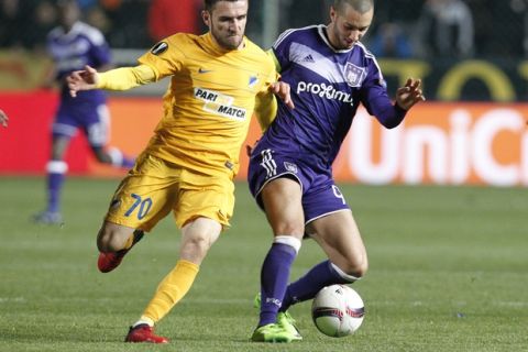 APOEL'S Yiannis Gianniotas, left, in action with Sofiane Hanni of Anderlecht during the Europa League round of 16 first leg soccer match between Apoel and Anderlecht at the GSP stadium in Nicosia, Cyprus, Thursday, March 9, 2017.(AP Photos/ Philippos Christou)