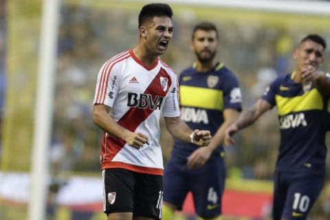 River Plate's midfielder Gonzalo Martinez, left, celebrates scoring against Boca Juniors during an Argentina soccer league match in Buenos Aires, Argentina, Sunday, May 14, 2017. (AP Photo/Victor R. Caivano)