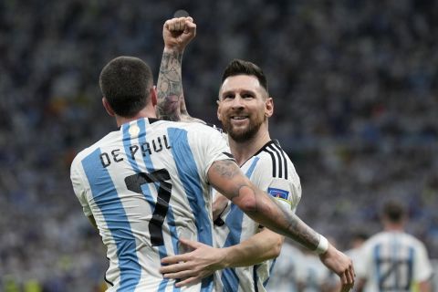 Ο Λιονέλ Μέσι της Αργεντινής πανηγυρίζει με τον Ροντρίγκο ντε Πολ γκολ που σημείωσε κόντρα στην Ολλανδία για τα προημιτελικά του Παγκοσμίου Κυπέλλου 2022 στο "Λουσαΐλ Αϊκόνικ Στέιντιουμ", Λουσαΐλ | Παρασκευή 9 Δεκεμβρίου 2022