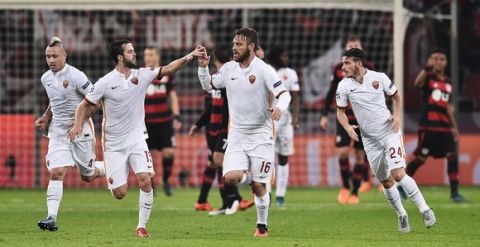 LEVERKUSEN, GERMANY - OCTOBER 20:  Daniele De Rossi of AS Roma (16) celebrates with team mates as he scores their first goal during the UEFA Champions League Group E match between Bayer 04 Leverkusen and AS Roma at BayArena on October 20, 2015 in Leverkusen, Germany.  (Photo by Dennis Grombkowski/Bongarts/Getty Images)