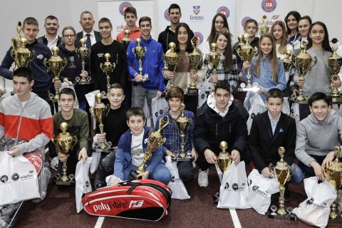 Ο Νόβακ Τζόκοβιτς με νεαρούς τενίστες στις 17 Δεκεμβρίου 2021
