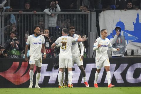 Οι παίκτες της Μαρσέιγ πανηγυρίζουν γκολ που σημείωσαν κόντρα στην Μπενφίκα για τα προημιτελικά του Europa League 2023-2024 στο 
