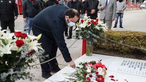 Ο Βαγγέλης Μαρινάκης αφήνει ένα τριαντάφυλλο στο μνημείο για τα θύματα της Θύρας 7