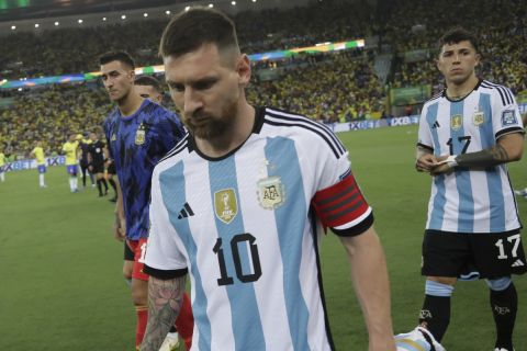 Ο Λιονέλ Μέσι αποχωρεί από τον αγωνιστικό χώρο του Μαρακανά μετά από τα επεισόδια στην εξέδρα πριν από την έναρξη του αγώνα της Βραζιλίας με την Αργεντινή για τα προκριματικά του Μουντιάλ | 21 Νοεμβρίου 2023