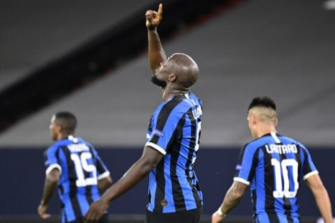 Inter Milan's Romelu Lukaku celebrates after scoring his side's first goal during the Europa League round of 16 soccer match between Inter Milan and Getafe at the Veltins-Arena in Gelsenkirchen, Germany, Wednesday, Aug. 5, 2020. (Ina Fassbender, Pool Photo via AP)