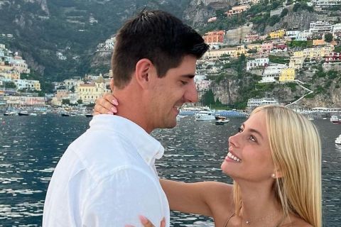 Ο Κουρτουά κάνει πρόταση γάμου στη σύντροφό του στο Positano