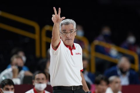 Ο Χούλιο Λάμας στον πάγκο της Εθνικής Ιαπωνίας στους Ολυμπιακούς Αγώνες του Τόκιο κόντρα στην Ισπανία