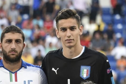 FILE - In this Sunday, July 24, 2016 file photo, Italy goalkeeper goalkeeper Alex Meret, standing at right, poses for a team photo with his teammates prior to the start of the soccer U-19 final between France and Italy in Sinsheim, southern Germany. Meret will play in the SPAL soccer team, on loan from Udinese in the 2017-2018 Italian Serie A season. (Uwe Anspach/dpa via AP)
