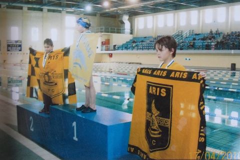 Ο Άλκης με τη σημαία του Άρη σε αγώνες κολύμβησης
