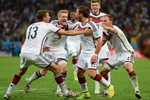 RIO DE JANEIRO, BRAZIL - JULY 13:  Mario Goetze of Germany (C) celebrates scoring his team's first goal in extra time with teammates Thomas Mueller, Andre Schuerrle, Toni Kroos and Benedikt Hoewedes during the 2014 FIFA World Cup Brazil Final match between Germany and Argentina at Maracana on July 13, 2014 in Rio de Janeiro, Brazil.  (Photo by Jamie McDonald/Getty Images)
