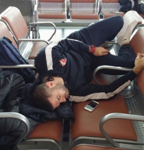 Κοιμήθηκαν στο αεροδρόμιο οι παίκτες του Ερυθρού Αστέρα