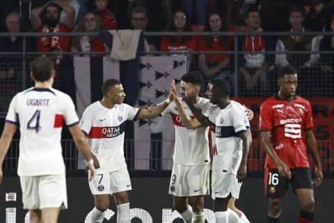 Οι παίκτες της Παρί πανηγυρίζουν γκολ που σημείωσαν κόντρα στη Ρεν για τη Ligue 1 2023-2024 στο "Ροαζόν Παρκ", Ρεν | Κυριακή 8 Οκτωβρίου 2023