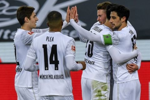 Οι παίκτες της Γκλάντμπαχ πανηγυρίζουν γκολ κόντρα στην Ντόρτμουντ για την Bundesliga.