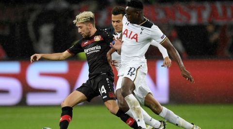 LEVERKUSEN, GERMANY - OCTOBER 18: Kevin Kampl  (L) of Leverkusen and Victor Wanyama of Tottenham battle for the ball during the UEFA Champions League group E match between Bayer 04 Leverkusen and Tottenham Hotspur FC at BayArena on October 18, 2016 in Leverkusen, North Rhine-Westphalia.  (Photo by Matthias Hangst/Bongarts/Getty Images)