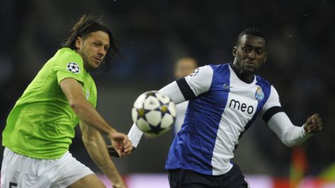 Malaga's Argentinian defender Martin Demichelis (L) vies with Porto's Colombian forward Jackson Martinez during the UEFA Champions League round of 16 first leg football match FC Porto vs Malaga CF at the Dragao stadium in Porto on February 19, 2013.  AFP PHOTO / MIGUEL RIOPA        (Photo credit should read MIGUEL RIOPA/AFP/Getty Images)