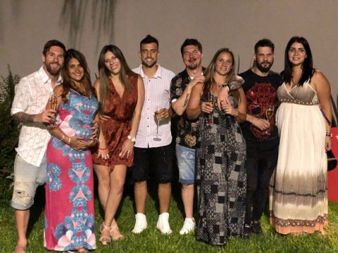 Ο Μέσι και η εγκυμονούσα Αντονέλα γιόρτασαν με την οικογένεια το 2018!