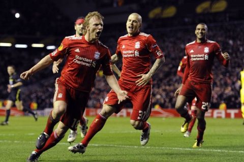 Liverpool's Dirk Kuyt (L) celebrates his goal against Sparta Prague during their Europa League round of 32, second leg soccer match in Liverpool, Northern England February 24, 2011.   REUTERS/Russell Cheyne (BRITAIN - Tags: SPORT SOCCER)