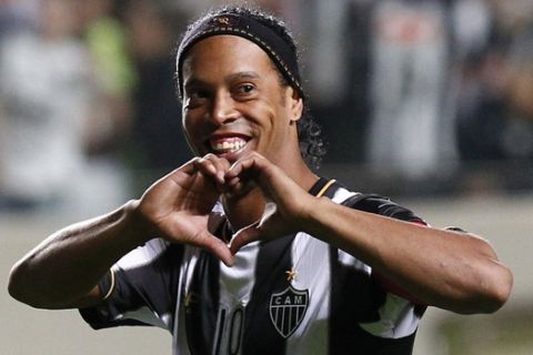 FILE - In this July 11, 2013 file photo, Brazil's Atletico Mineiro's Ronaldinho celebrates his team's victory over Argentina's Newell's Old Boys at the end of a Copa Libertadores semifinal soccer match in Belo Horizonte, Brazil. Mexico's Queretaro soccer club announced on Friday, Sept. 5, 2014 they came to an agreement with Ronaldinho for him to play on their team. (AP Photo/Bruno Magalhaes, File)