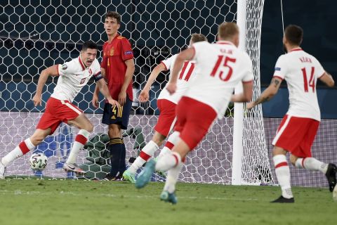 Ο Ρόμπερτ Λεβαντόβσκι πανηγυρίζει γκολ του με την Πολωνία κόντρα στην Ισπανία για το Euro 2020