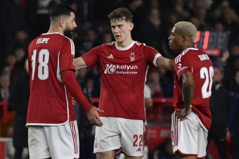 Nottingham Forest's Ryan Yates, center, speaks to team mates Felipe, left, and Danilo during the English FA Cup fifth round soccer match between Nottingham Forest and Manchester United at City ground in Nottingham, England, Wednesday, Feb. 28, 2024. (AP Photo/Rui Vieira)
