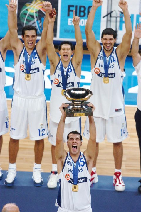 Ο Μιχάλης Κακιούζης σηκώνει το τρόπαιο του EuroBasket 2005