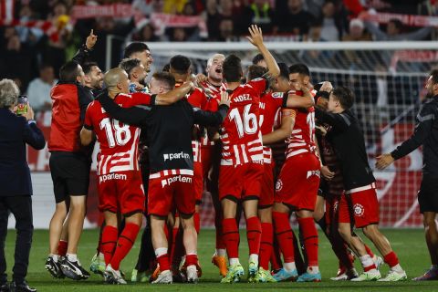 Οι παίκτες της Ζιρόνα πανηγυρίζουν μία ιστορική νίκη απέναντι στην Ρεάλ για την La Liga | 25 Απριλίου 2023