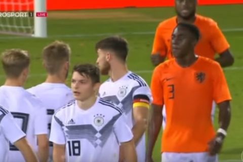 Γερμανία - Ολλανδία U20: Έφτυσε αντίπαλο και τον απέβαλε η ομοσπονδία της χώρας του (VIDEO)