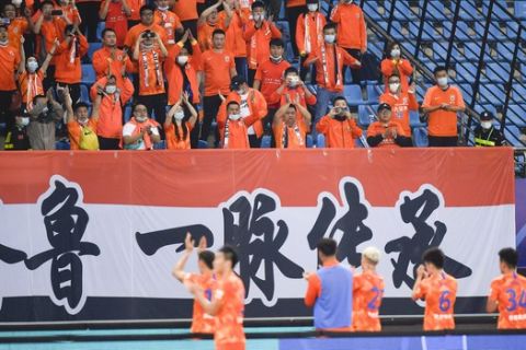 Oπαδοί της Shandong Luneng επευφημούν την ομάδα τους μετά από αγώνα για το κινεζικό πρωτάθλημα με την Beijing Guoan