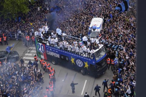 Οι φίλοι της Ίντερ πανηγυρίζουν την κατάκτηση της Serie A 2023-2024 στους δρόμους του Μιλάνου | Κυριακή 28 Απριλίου 2024