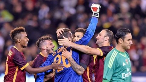 epa04851838 Goal keeper Morgan De Sanctis of AS Roma is congratulated by team-mates after he saved a shot from the penalty spot and beating Real Madrid during the match 1 between Real Madrid and AS Roma of the International Champions Cup, at the MCG in Melbourne, Australia, 18 July 2015.  EPA/JOE CASTRO AUSTRALIA AND NEW ZEALAND OUT