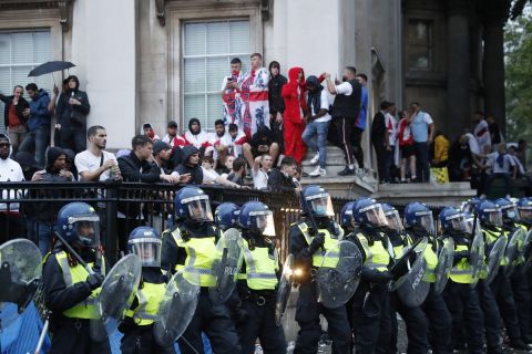 Οι οπαδοί της Αγγλίας και η αστυνομία στον τελικό του Euro 2020