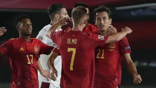 Ο Ογιαρθάμπαλ πανηγυρίζει με τους συμπαίκτες του το γκολ της Ισπανίας