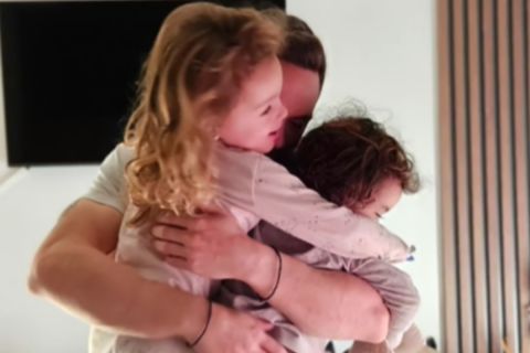 Η τρυφερή αγκαλιά του Πετρούνια με τις κόρες του ανήμερα των γενεθλίων του