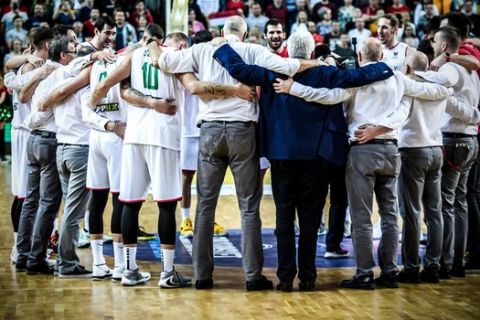 Οι παίκτες της Ουγγαρίας αγκαλιασμένοι στο κέντρο του γηπέδου σε αγώνα για τα προκριματικά του EuroBasket 2022