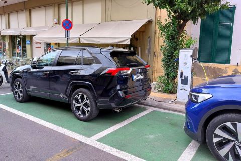 Συνεχίζεται η δωρεάν φόρτιση ηλεκτρικών οχημάτων στο Δήμο Αθηναίων